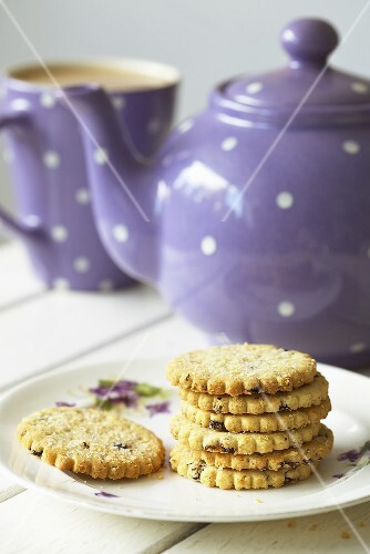 Fruit shortcakes with tea
