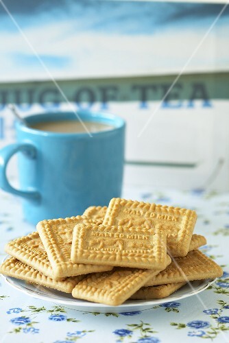 Malted milk biscuits with tea (UK)