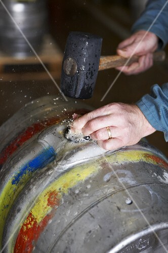 Sealing a barrel of beer