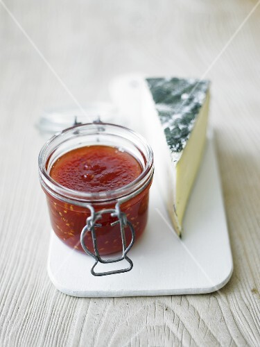 Chilli preserve with goats cheese