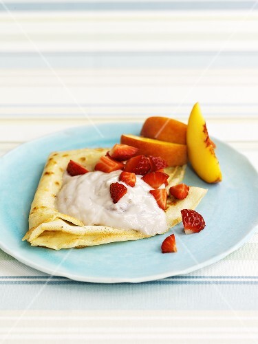Pancakes with fruit and yoghurt sauce