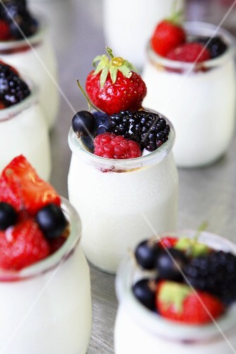 Joghurt mit frischen Beeren