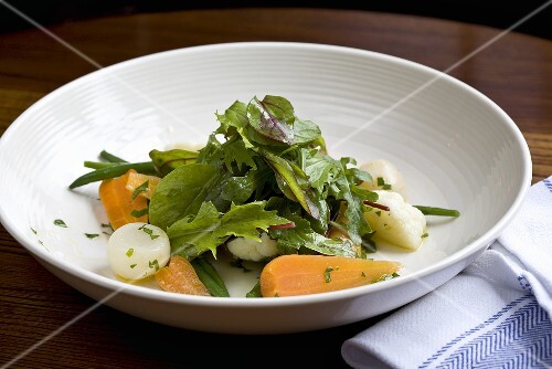 Winter salad (Salad leaves with root vegetables)