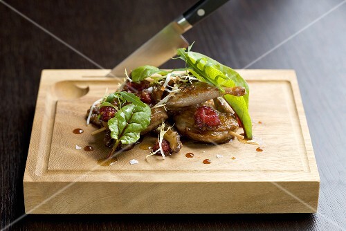 Grilled quail with soy sauce, raspberries and nuts