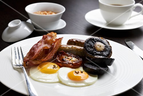 English breakfast: bacon, fried eggs, mushrooms, sausages