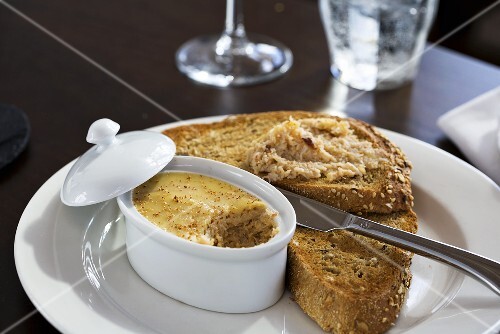 Crab pâté in ceramic pot and on bread