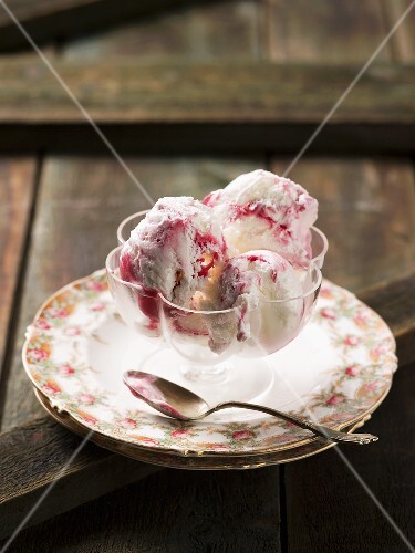 Raspberry yoghurt ice cream