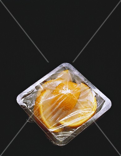 Orangenspalten in einem Plastikbehälter mit Plastikfolie (3)