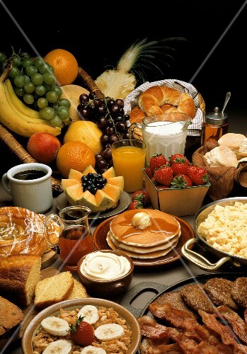 Frühstücksbuffet mit Pancakes, Speck, Früchten, Müsli etc.