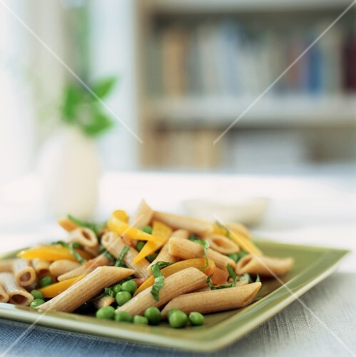 Wholemeal penne with prosciutto, peas, peppers & basil