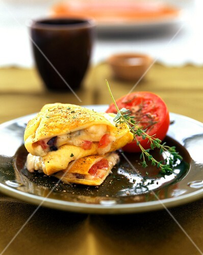 Omelette with tomatoes, olives and gorgonzola