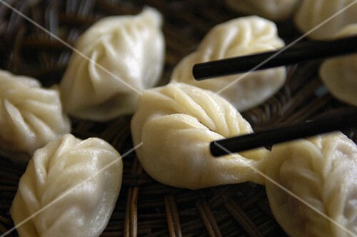 Stäbchen nehmen Klösschen aus Bambusdämpfer (Asien)