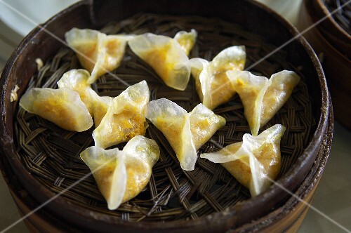 Reispapiertäschchen mit Kürbisfüllung (Asien)