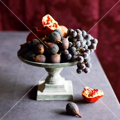 Obstschale mit Feigen, Trauben und Granatapfel