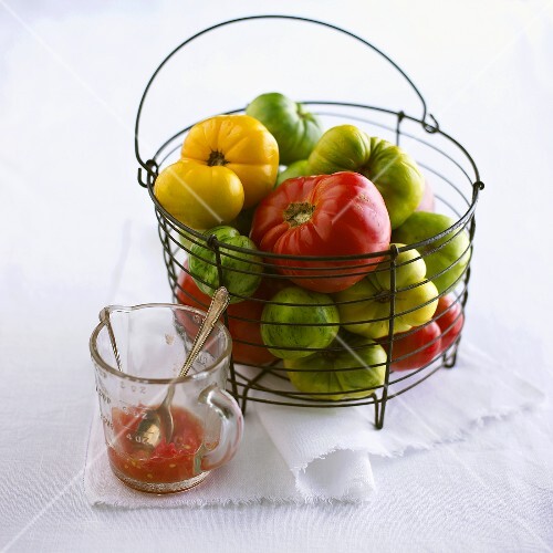 Heirloom Tomaten im Drahtkorb, Tomatenpüree im Messbecher