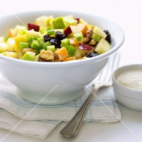 Obstsalat aus verschiedenen Apfelsorten und Rosinen