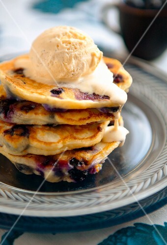 Heidelbeerpancakes mit Vanilleeis