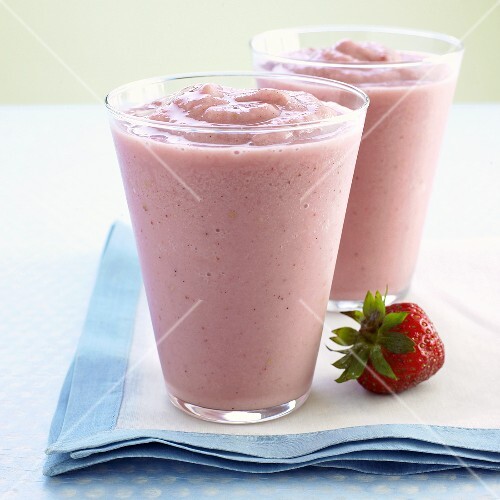 Zwei Erdbeer-Bananen-Smoothies in Gläsern