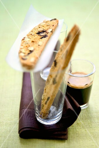 Zwei Biscotti und Glas Espresso