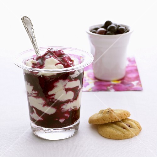 Vanillejoghurt mit Heidelbeersauce, Plätzchen, Heidelbeeren