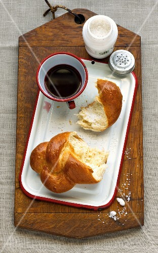 Hefezopf und Tasse Kaffee (Draufsicht)