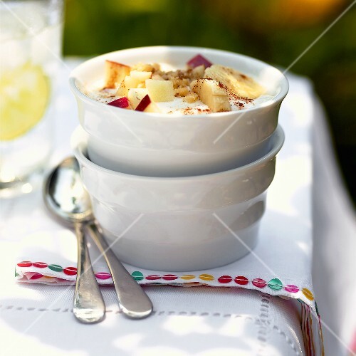 Waldorf-Bananen-Salat in weisser Schale