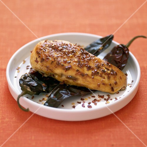 Hähnchenbrust mit Chiliflakes auf gebratenen Chilischoten