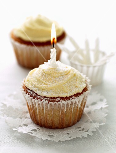 Cupcake mit Vanilleglasur und einer Kerze