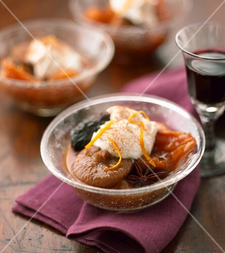 Trockenfruchtkompott mit Sahne und Orangenzesten