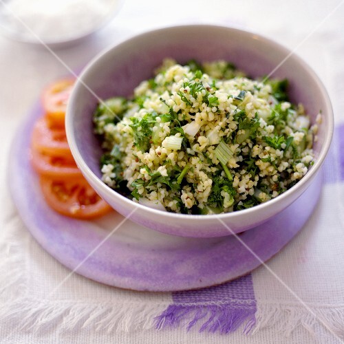 Tabouleh mit Minze und Frühlingszwiebeln in Schale