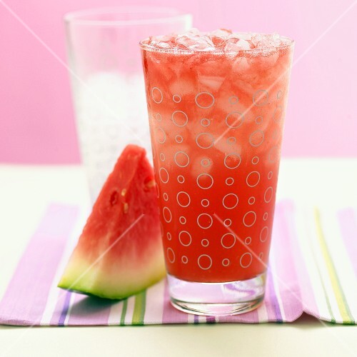 Wassermelonenlimonade mit Eiswürfeln