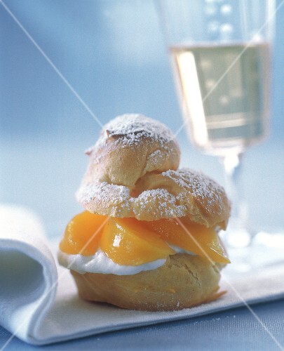 Bigné alla pesca (Profiterole filled with peaches & cream)