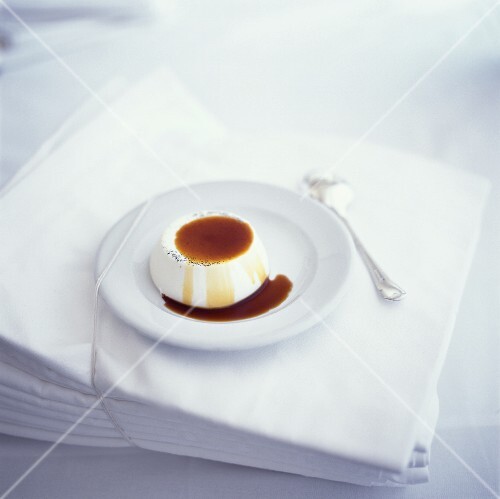 Panna cotta al caramello (Panna cotta with caramel sauce)