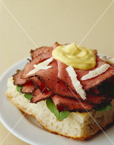 Fladenbrot mit Pastrami und Senf
