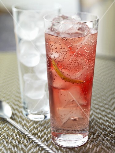 Wodka Cranberry mit Eiswürfeln im Longdrinkglas