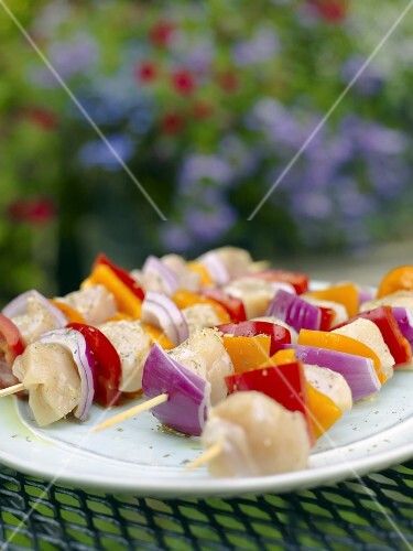 Hähnchen-Gemüse-Spiesse, zum Grillen vorbereitet