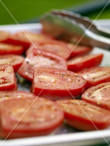 Marinierte Tomaten, zum Grillen vorbereitet