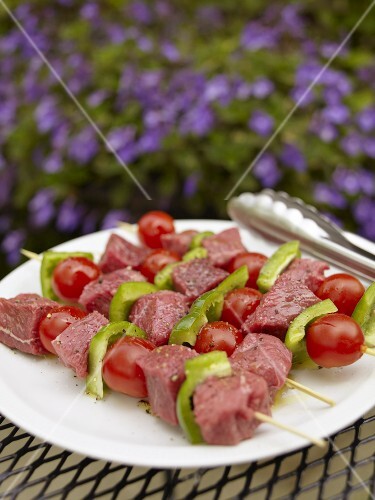 Rohe Rindfleisch-Gemüse-Spiesse zum Grillen