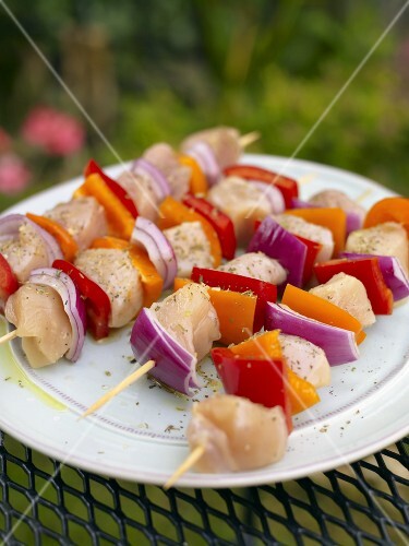 Rohe Hähnchen-Gemüse-Spiesse zum Grillen