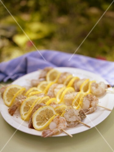 Rohe Garnelen-Zitronen-Spiesse zum Grillen
