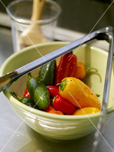 Verschiedene in Öl marinierte Chilischoten zum Grillen