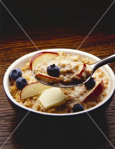 Porridge mit Äpfeln und Blaubeeren