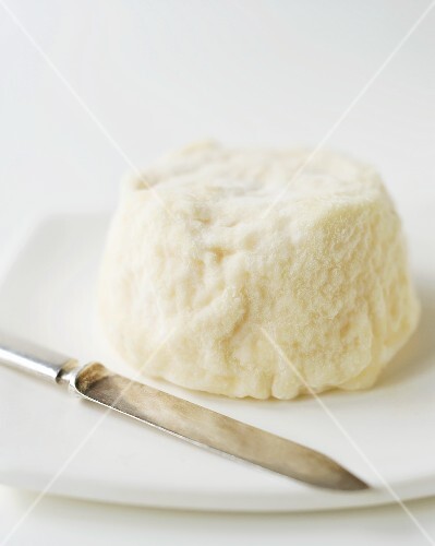 Ziegenkäse auf Teller mit Messer
