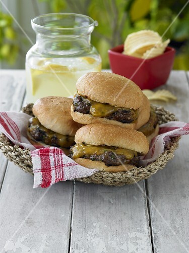 Cheeseburger im Korb, Limonade, Chips