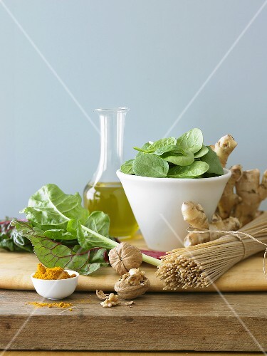 Stilleben mit Nudeln, Ingwer, Nüssen, Blattgemüse, Curry